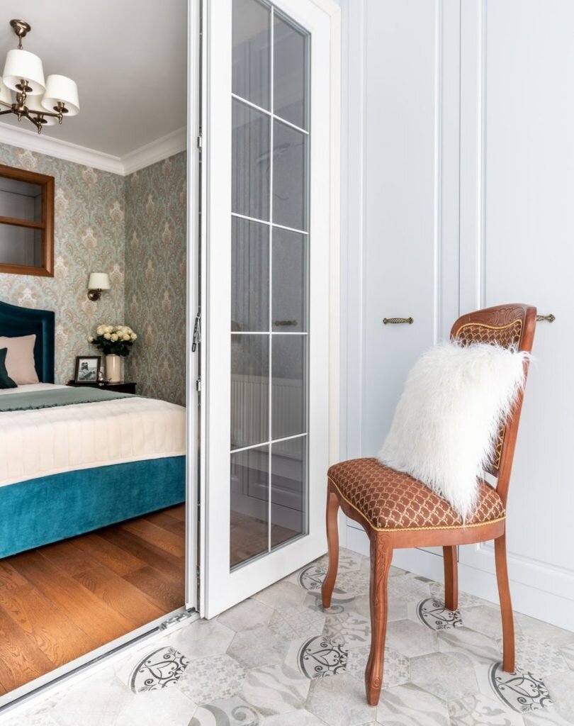 На месте кухни разместили полноценную спальню. Из однушки - необычная двушка