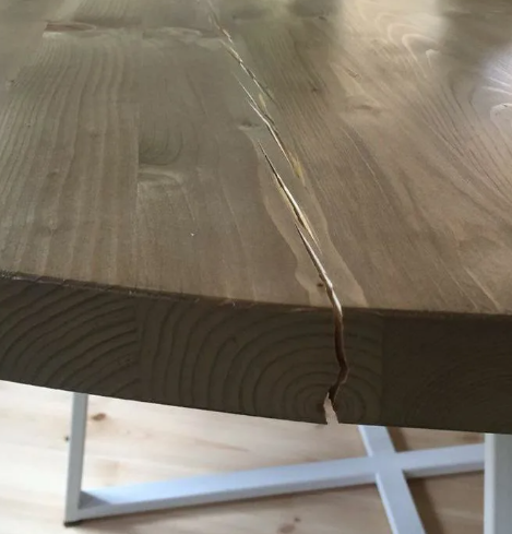 Трещина в столе из мебельного щита. Фото из яндекс.картинок