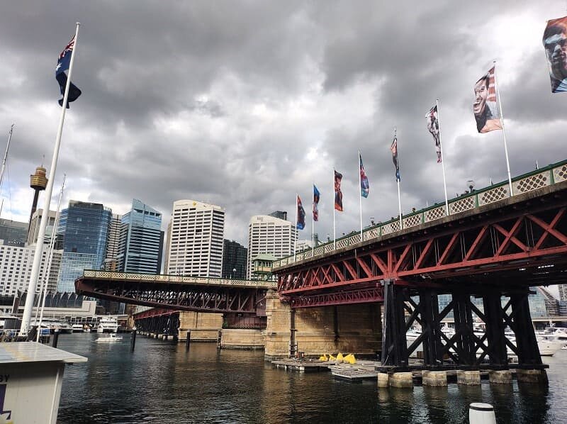 Pyrmont Bridge — это разводной мост через залив Cockle Bay расположен в гавани  Darling Harbour, в части Port Jackson, к западу от центрального делового района в районе местного самоуправления города