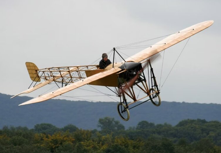 Гаррос участвовал в воздушных гонках, пилотируя Blériot Xi