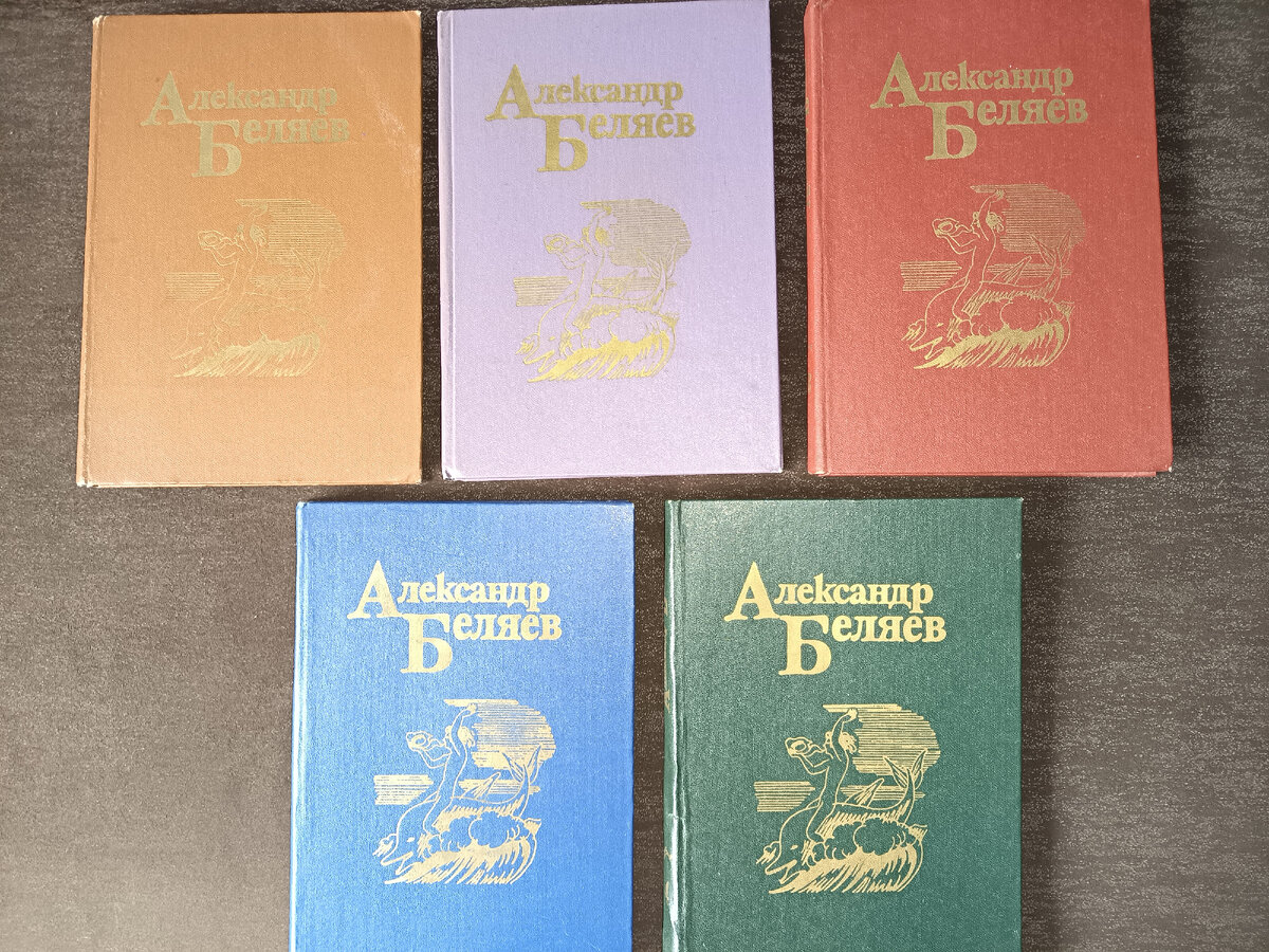 Пять томов большого формата, имеются различные цветовые варианты обложек