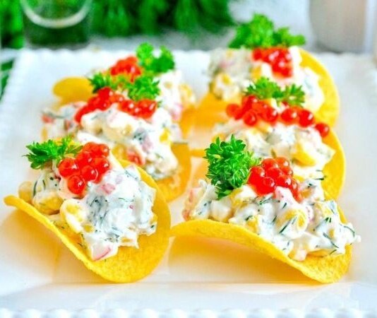 Салат с чипсами кукурузой крабовыми палочками