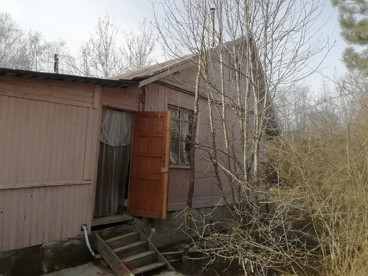 Красницы. Наш дом и... вход в дом. 