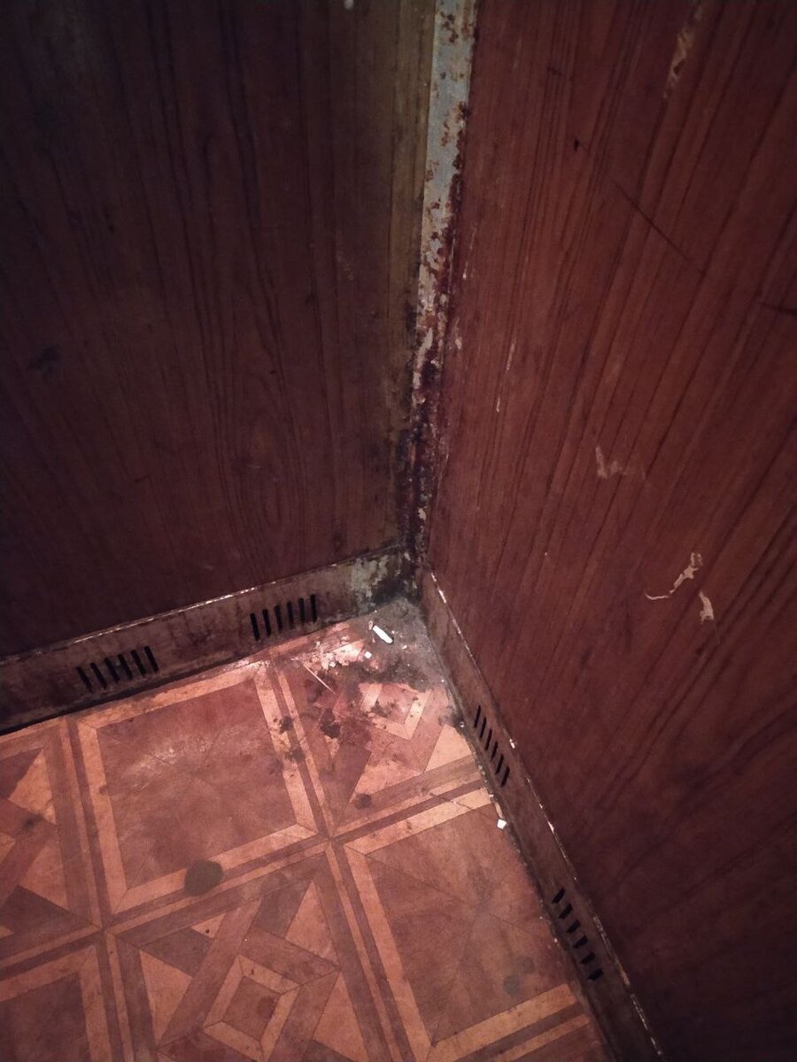 Это один из лифтов Донецка, ждущий замены.