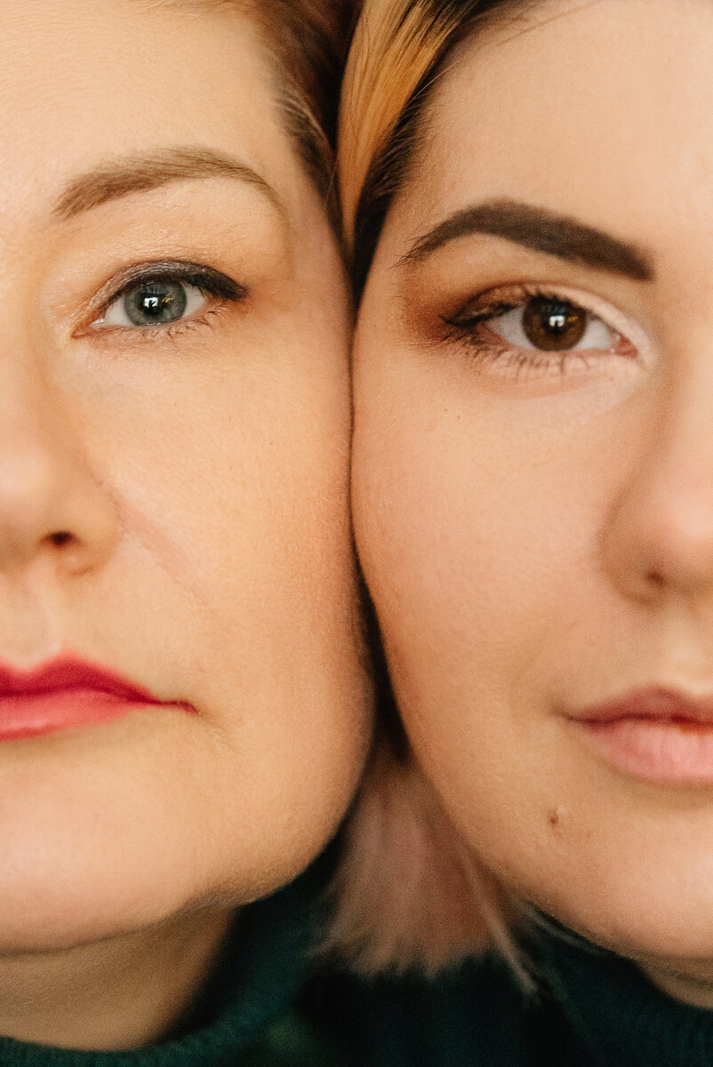 Маме не нравятся эти фотографии. А я их люблю. Не так много у нас снимков вместе (это, кстати, моё большое упущение)