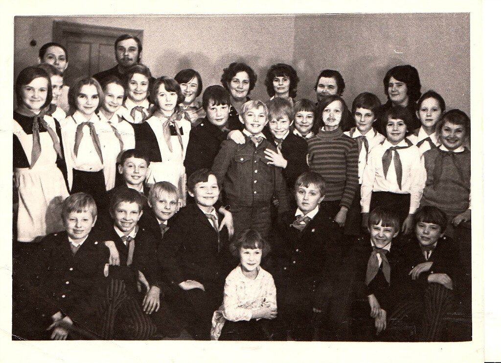 наш класс, я - вторая справа, Юрка и Серёжка-барабанщик в центре
