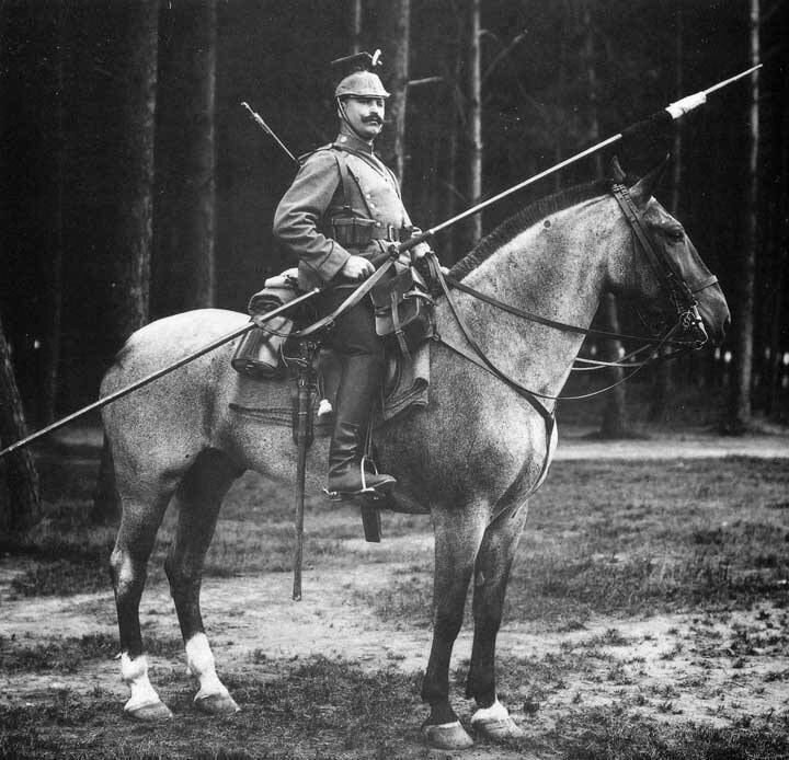 Германский улан. Германскую кавалерию не учили бою холодным оружием в достаточной мере, видимо считая что, это второстепенный навык, в эпоху огнестрельного оружия. Потому все стычки в боях разведчиков и конных разъездов немцы проигрывали с разгромным счётом. Вспомним казака Козьму Крючкова. Второй важный вывод, само оружие германцев пика и палаш, оказались не годными для конного боя. Особенно палаш, который не был приспособлен для рубящих ударов. 