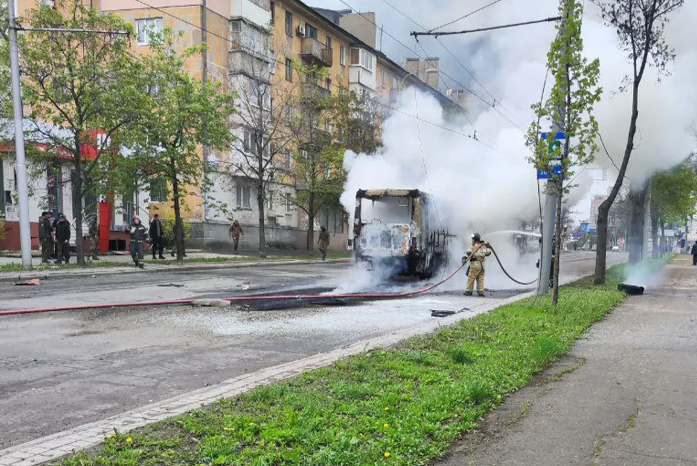Сегодня прямым попаданием было подорвано маршрутное такси в городе Донецке. По сообщению силовых структур региона, при обстреле погибло семь человек.