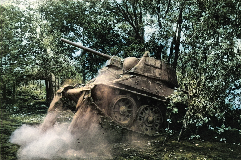 Цветная реконструкция ч/б фотографии: "Атакуют гвардейцы Ротмистрова!"