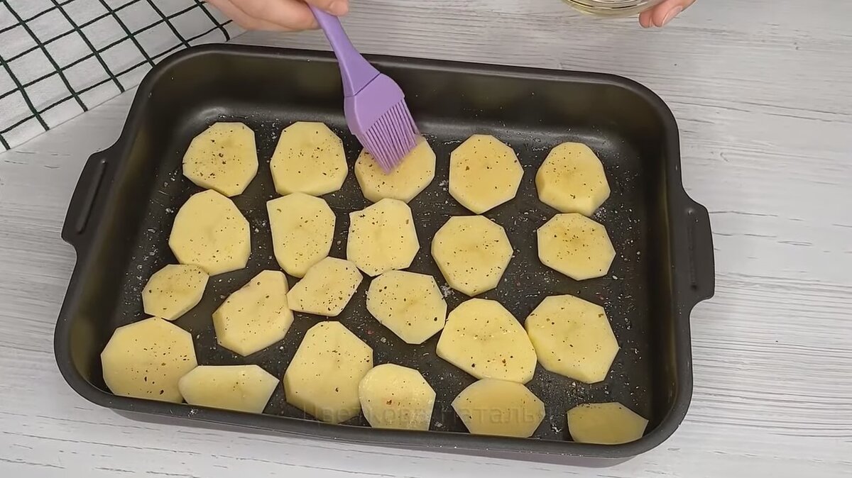 В этой закуске прекрасное сочетание вкусов — нежный запеченный картофель с рыбной намазкой. Из-за того, что картофель не такой калорийный, как хлеб, закуска получается легкой.-3