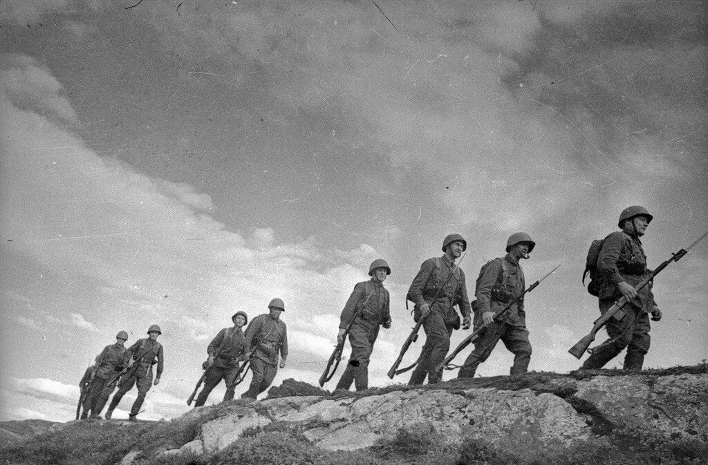 Пехотинцы на Кольском полуострове, 1941 г. Фото: Е. Халдей. Источник: https://fullpicture.ru/bez-rubriki/15-foto-vov-legendarnogo-evgeniya-haldeya.html