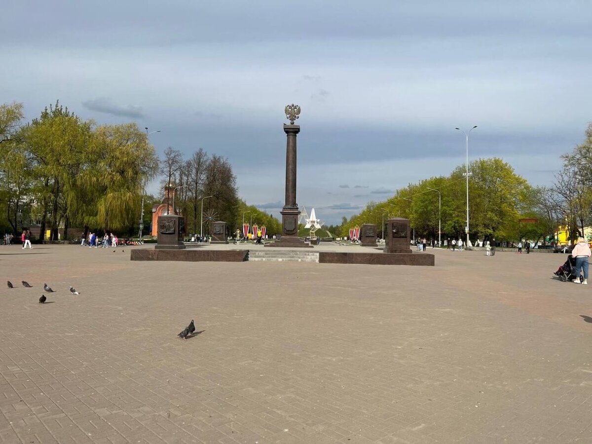 Стелла и площадь Воинской славы в Брянске
