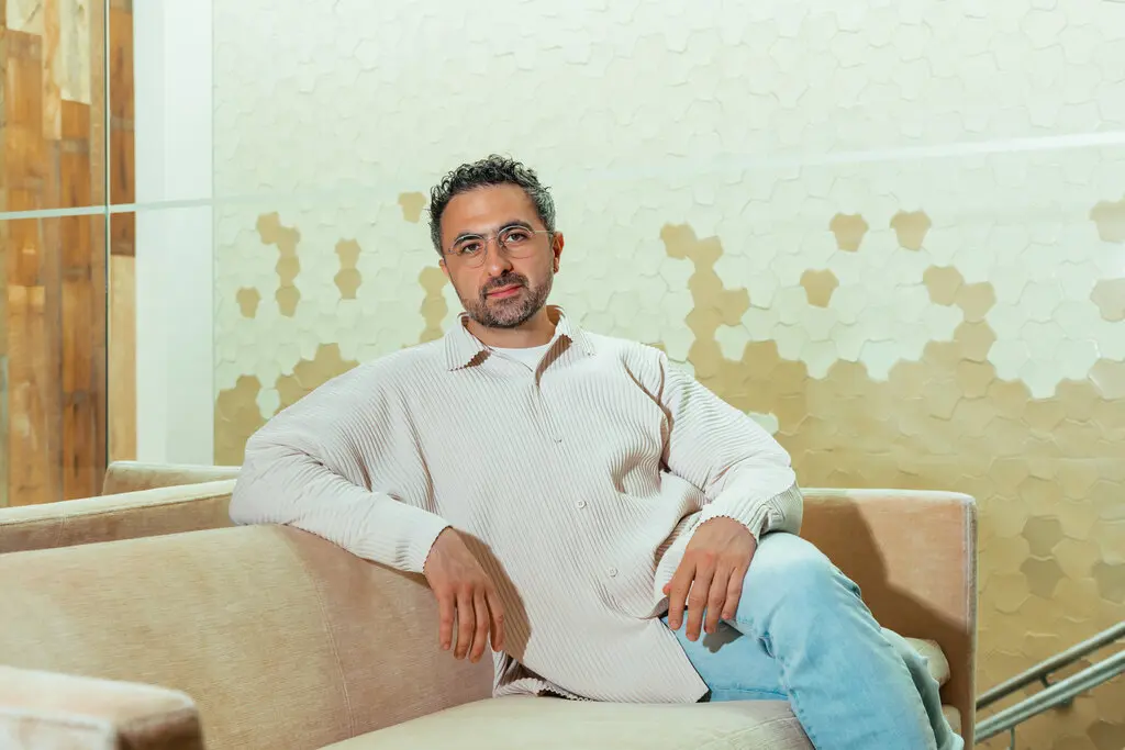 Мустафа Сулейман, исполнительный директор Inflection, сказал, что его стартап нацелен на создание честного и надежного ИИ. Клара Мокри для The New York Times.