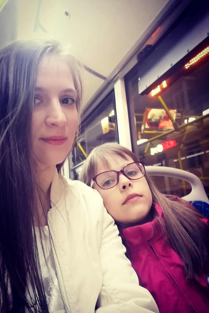 В автобусе с дочкой ехали домой 