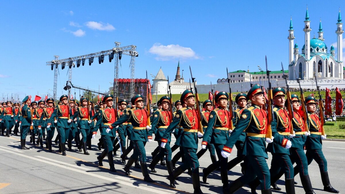     В 2023 году страна празднует 78-ю годовщину Победы в Великой Отечественной войне. В Казани в честь важной даты прошел традиционный парад. Десятки ветеранов, сотни военнослужащих и тысячи казанцев собрались 9 мая на главной площади города. О том, как это было — в материале Inkazan.