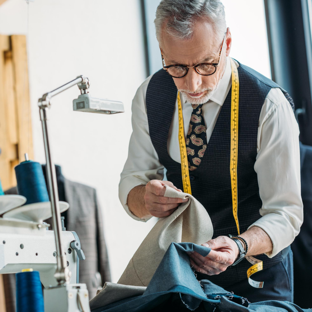 мужчина шьет руками. современный портной. самые знаменитые портные. портной это человек который. мужчина портной.