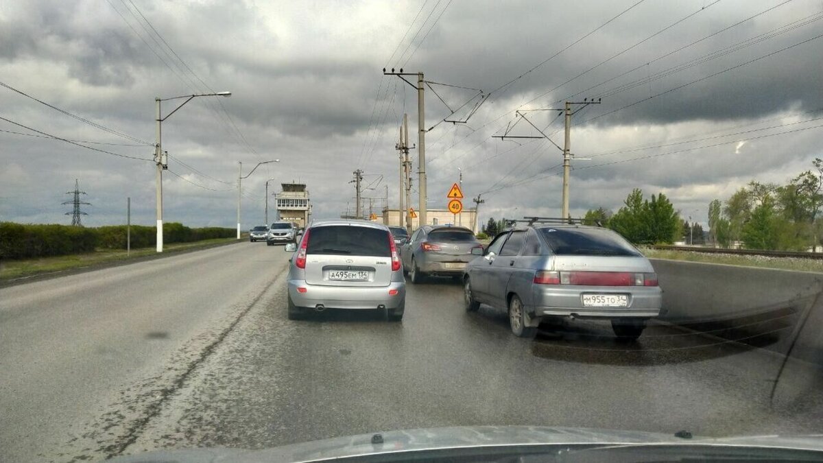     Пробки парализовали дорожное движение утром 12 мая в Волгограде. Особенно непросто сейчас проехать по мосту через Волжскую ГЭС и в центре города.
