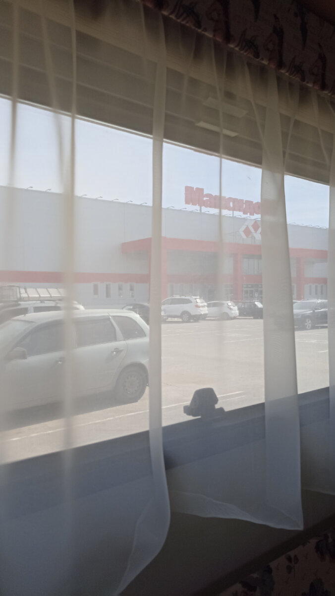 Тихая спокойная парковка у Максидом на ул. Рихарда Зорге