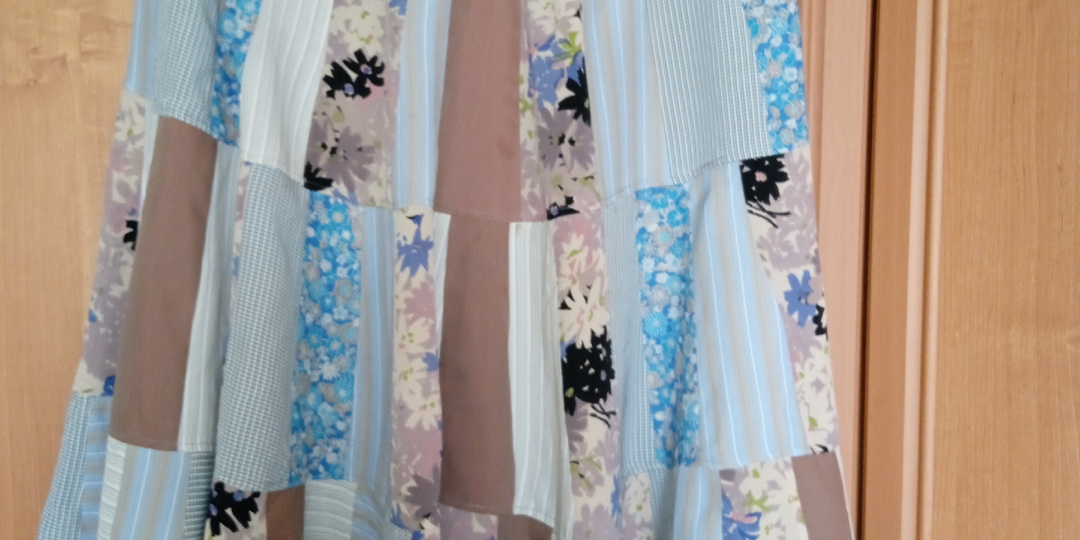 Сшила длинную лоскутную юбку из старых шёлковых вещей