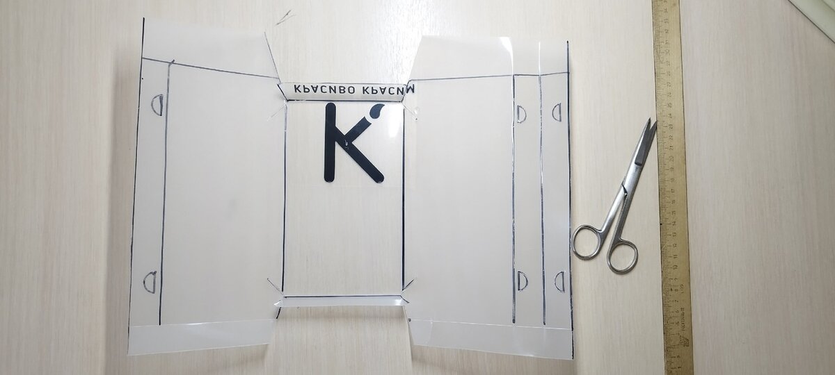 Дальше аккуратно, чтобы не сломать, сгибаю пластик по линиям.