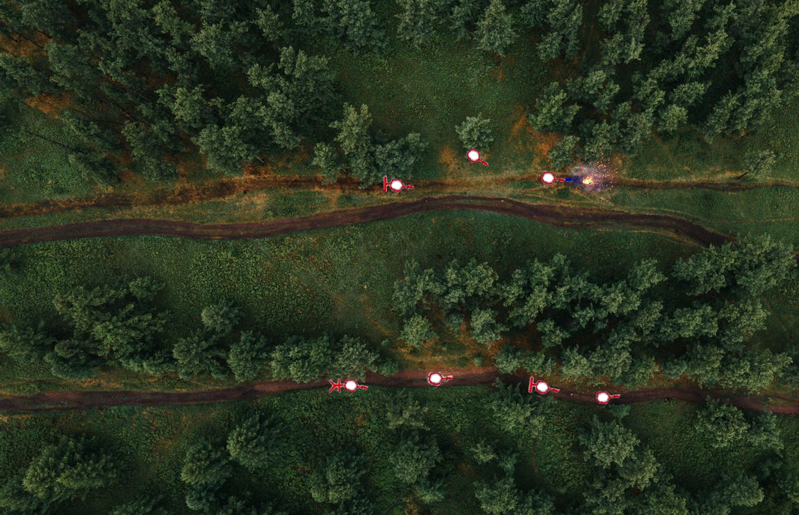 Вариант минирования "на тропе". Для увеличения плоскости поверхности "нажатия" обычно используют всякого рода доски, оргалит и так далее. Чаще всего подобные варианты встречаются не в самом лесу, а в городской черте или в городских парках.