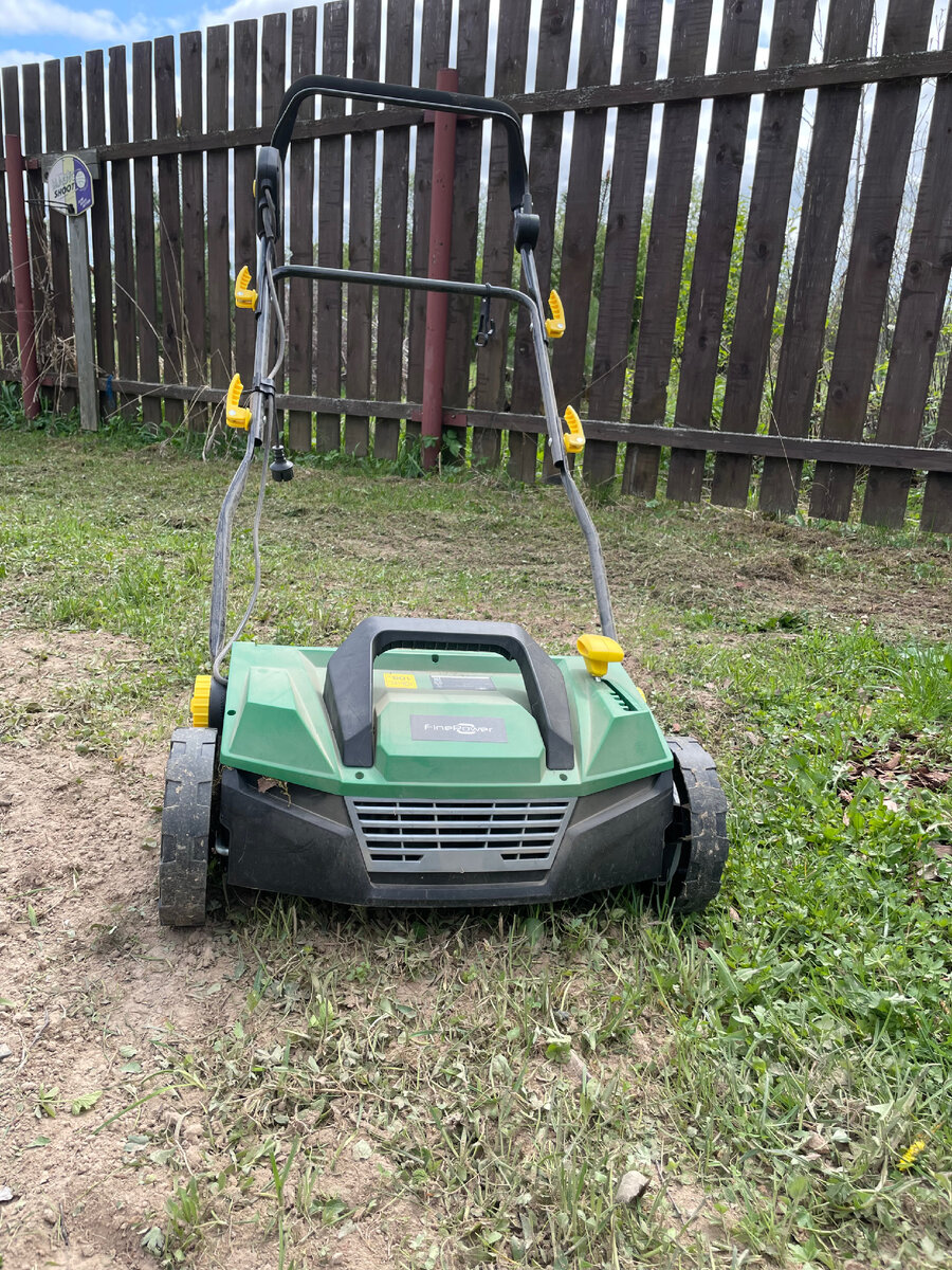 Вот этот «монстр», который рыхлит землю и вычесывает сухую траву, можно использовать с травосборником или без него.