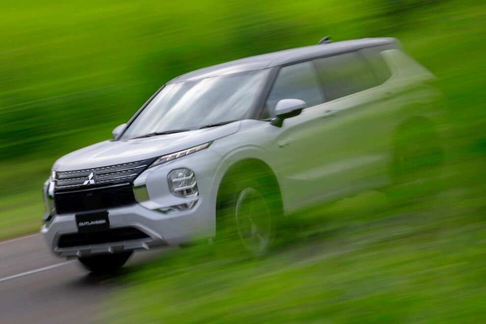 На днях мы сообщали об удачных продажах нового поколения Mitsubishi Outlander, но не учли, что в нашей стране оно не так уж известно. Давайте попробуем восполнить этот пробел.-2