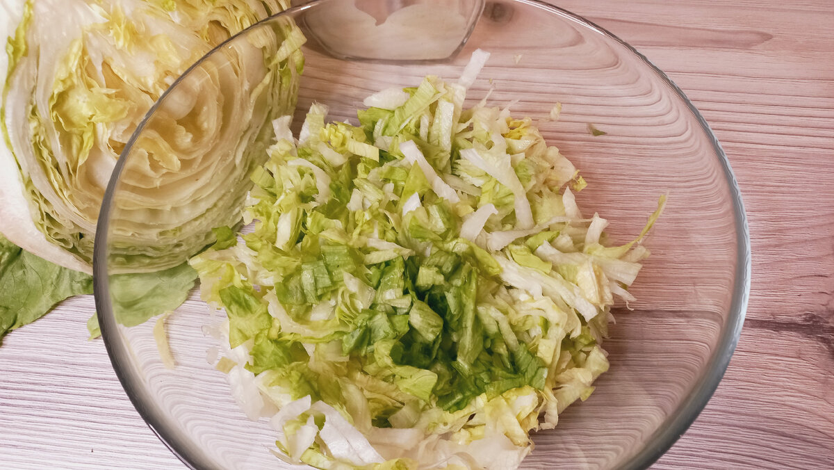 Фото автора. Салат айсберг в чашке салатной.