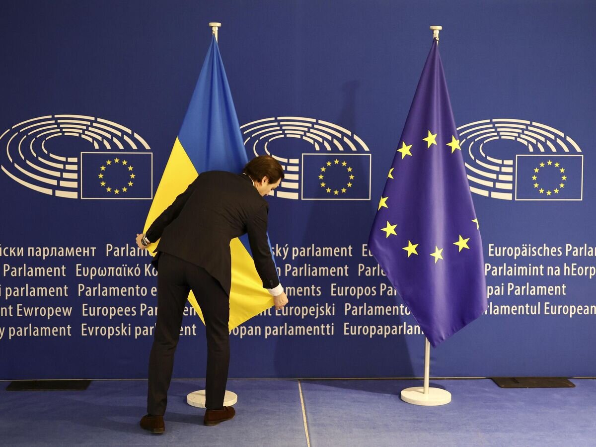    Флаги Украины и ЕС в здании Европейского парламента в Боюсселе© AP Photo / Olivier Matthys