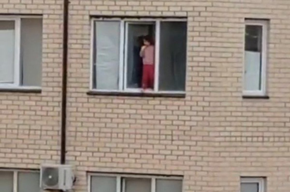    Мать, чья дочь гуляла по подоконнику в Магасе, привлекли к ответственности