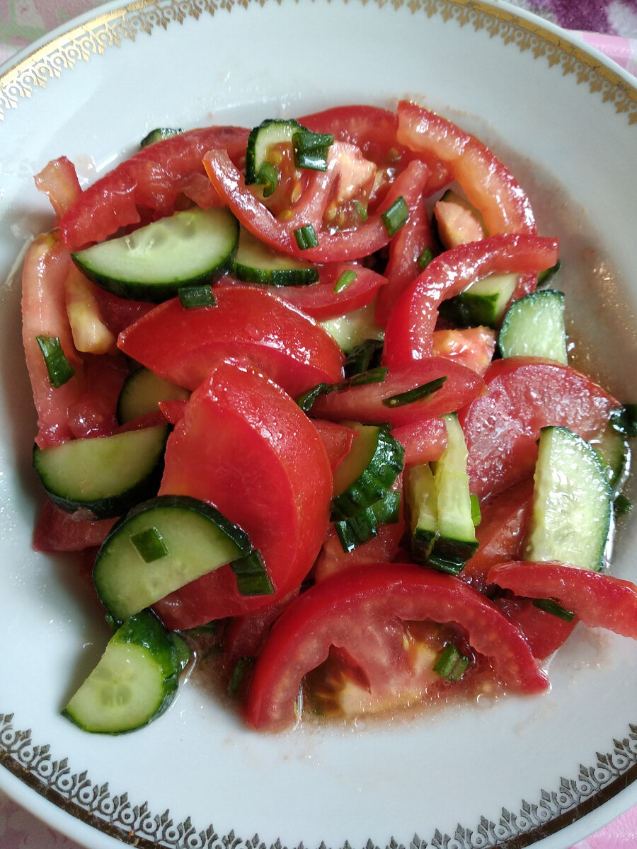 20 легких салатов с огурцами и помидорами на любой вкус