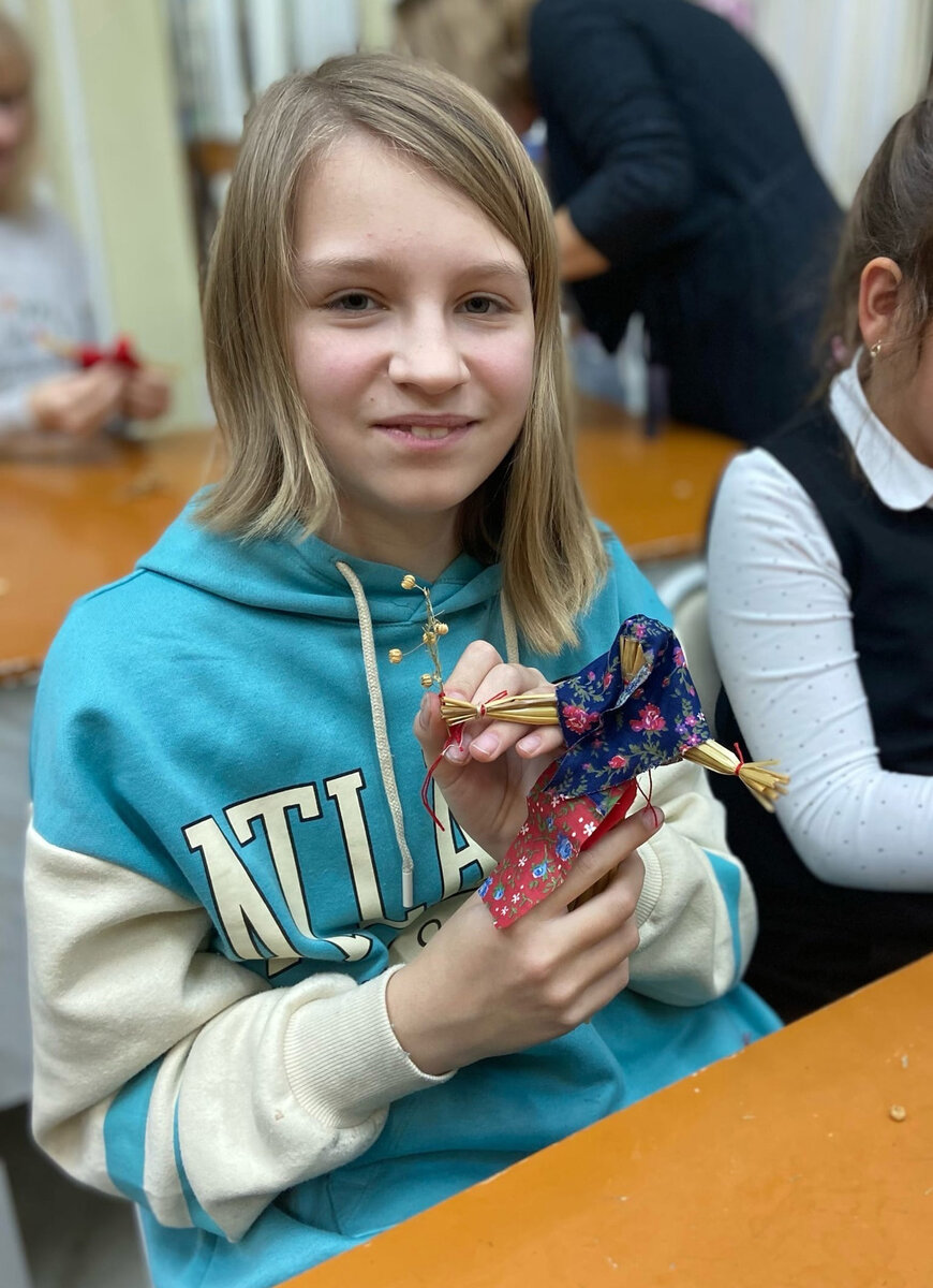 Дети занимаются творчеством