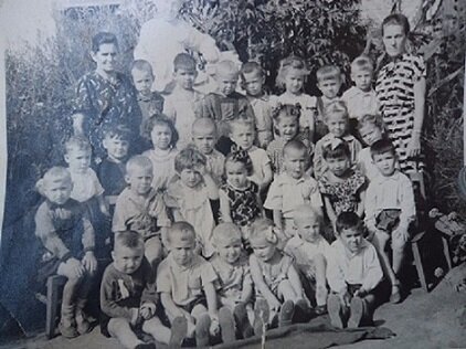 (Средняя группа детского сада №8. Я на стульчики слева)