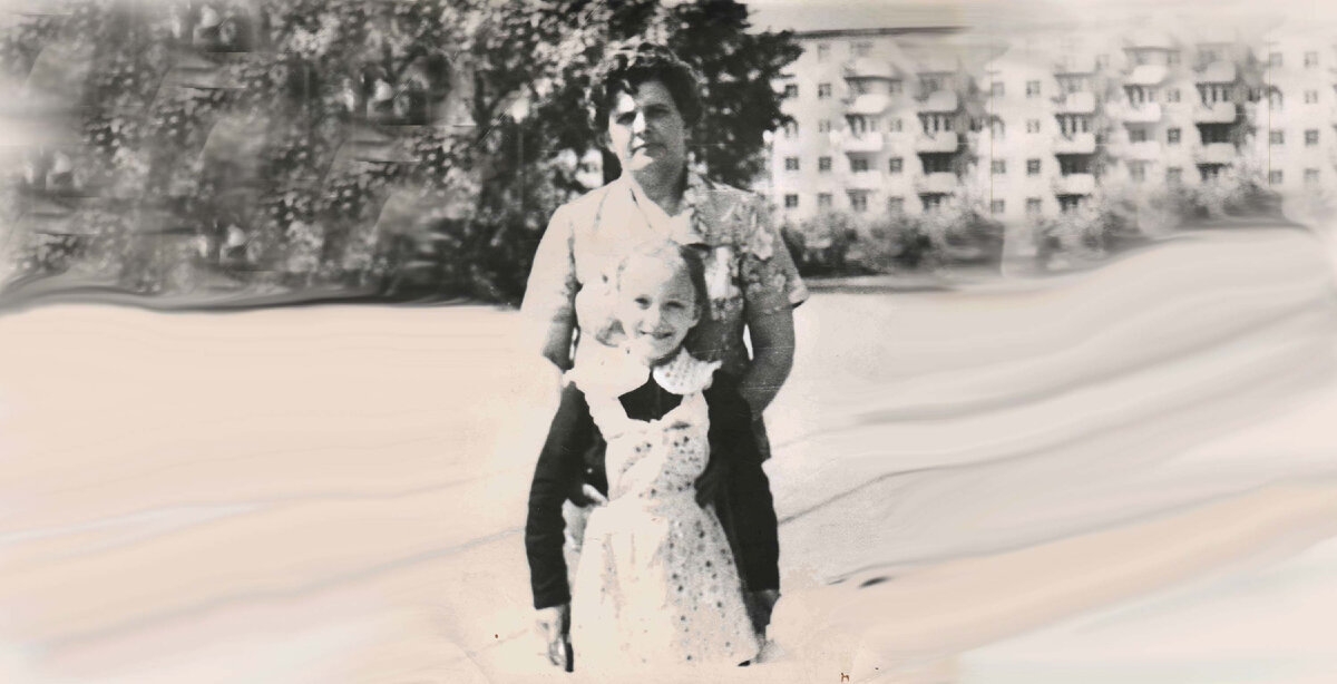 Автор с мамой через неделю после описываемых событий, 25 мая 1982 года на Последнем звонке. Фото из личного архива.