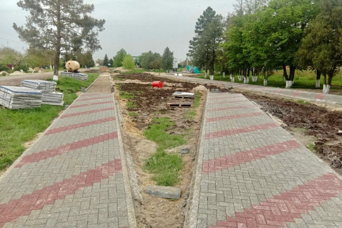    В Щербиновском районе Кубани благоустраивают парк по нацпроекту