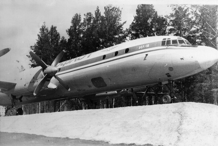 ИЛ-18 на постаменте у аэропорта "Емельяново", Красноярск, 80-е годы. (фото Станислава Д.)