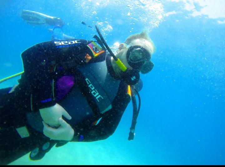 Иногда мне удается спрятаться за ведомого, если габариты последнего позволяют :) Фото другого дня, но очень похожее.