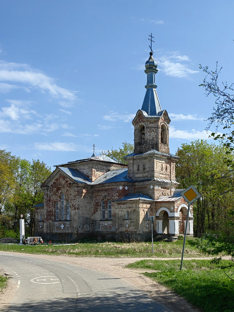 Церковь архитектора Буланова, старая булыжная дорога и Дом культуры с  любопытным декором времён СССР. Добро пожаловать в д. Кёрстово | Олег  Еверзов | Дзен