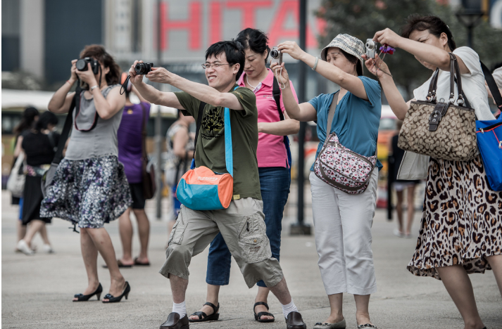 Вот она! Вездесущая группа китайских туристов в любом туристическом месте мира! НА остовах Пасхи и на площади Ватикана!