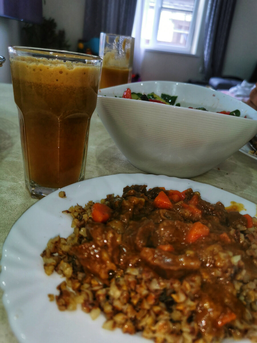 На обед гречка с гуляшом, салат из свежих овощей и свежевыжатый яблочный сок. 