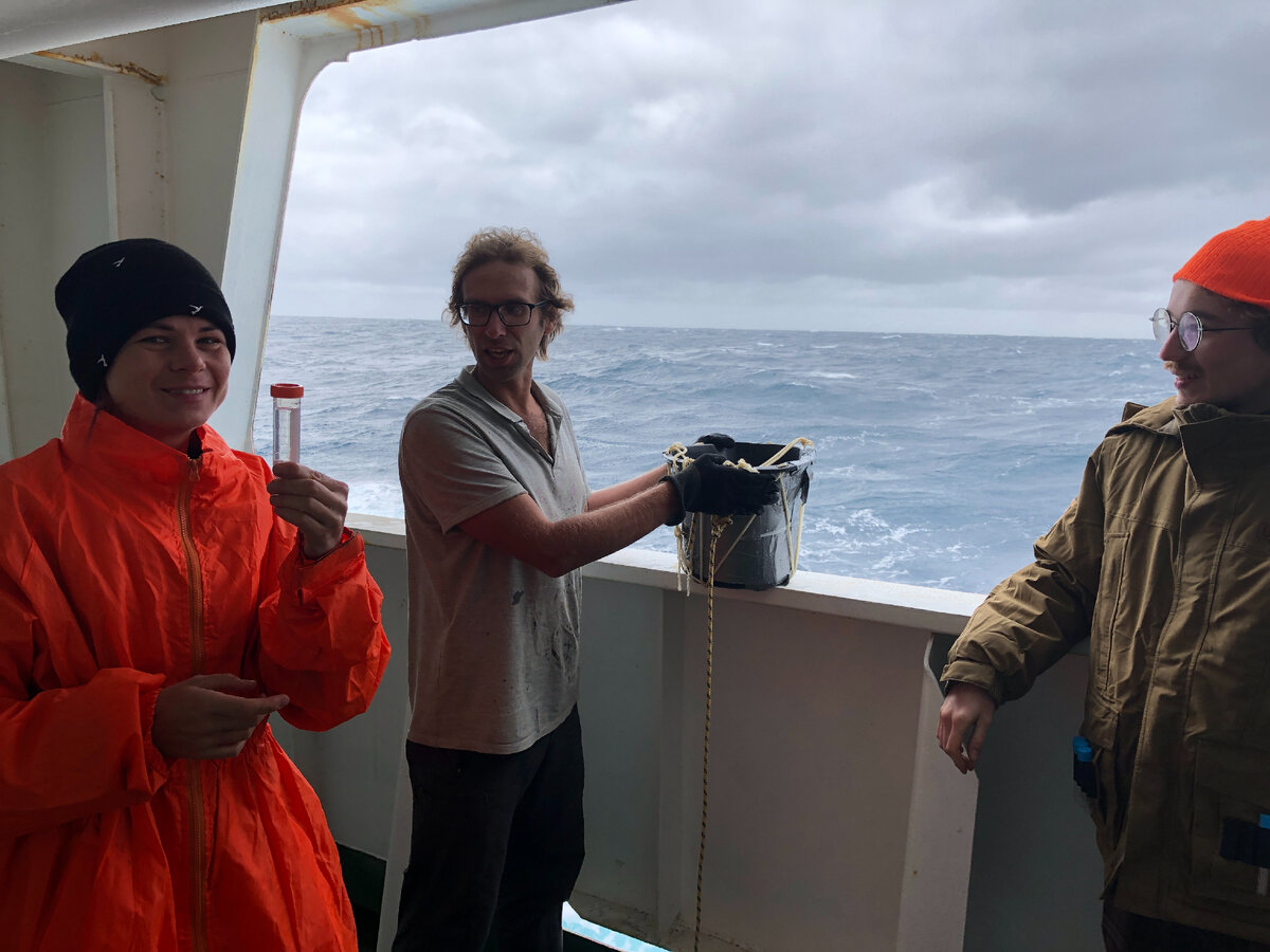 Глядите, какую водичку достала! (Фото С.Кашина)