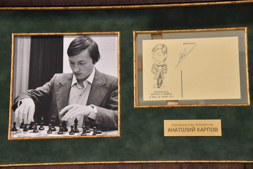    Это автограф шахматиста в галерее-бутике вещей знаменитостей Stargift в Москве Владимир ВЕЛЕНГУРИН