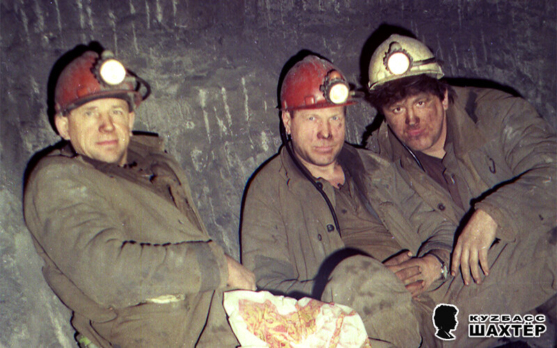 Фото автора. В проходке мы устраивали обеденный перерыв сообща. На снимке мои товарищи после обеда.