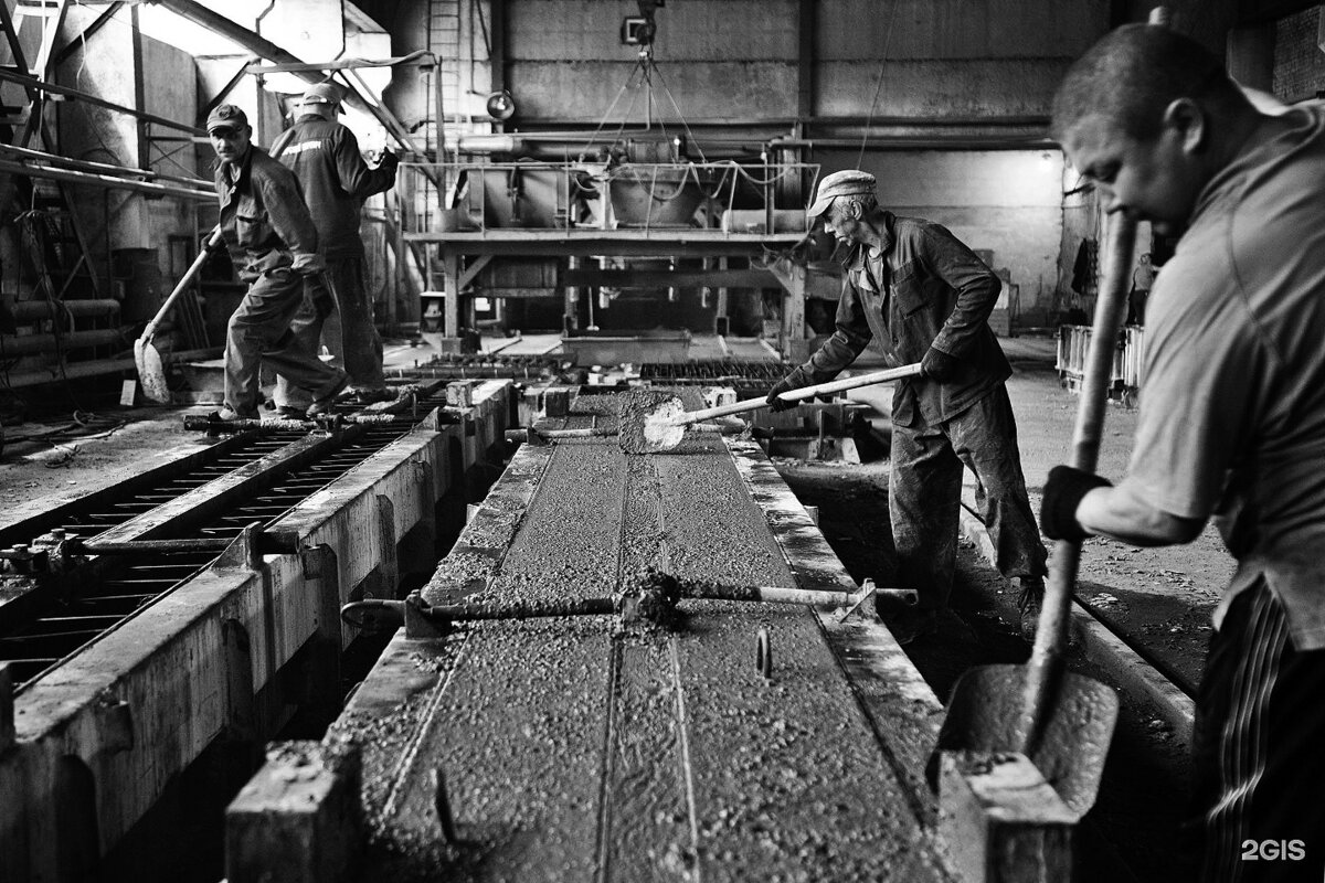 А так в первом цехе формовали ЖБИ-изделия. Очень похоже. Только работали солдатики, а не гражданские. Фото из интернета.