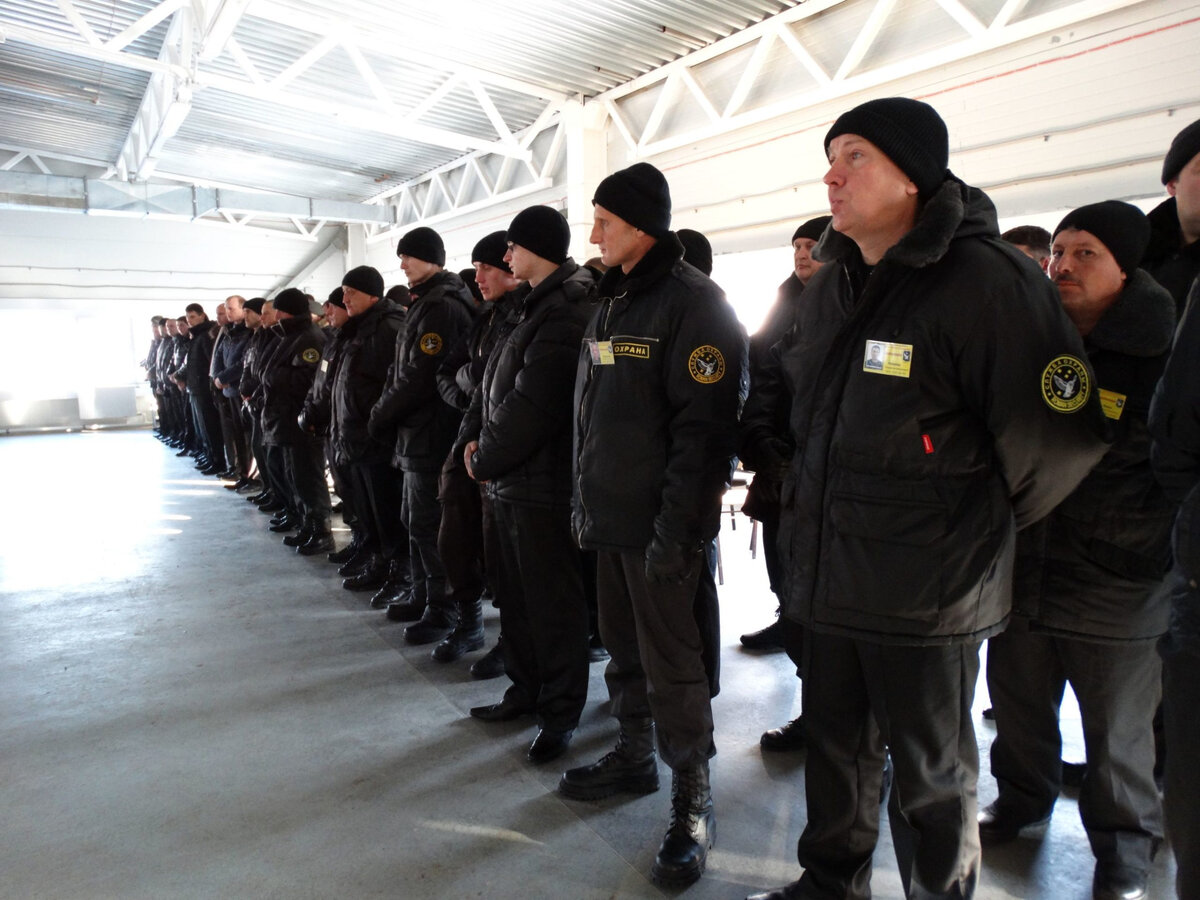 Бронежилет гбр. Сотрудники охранных организаций. Охранник медучреждения. Охрана объектов. Рабочее место вахтера.