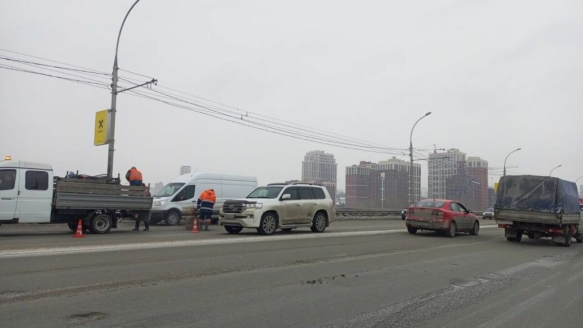 В Новосибирске водители встали в пробку на Димитровском мосту из-за ремонта  | Atas.info | Дзен