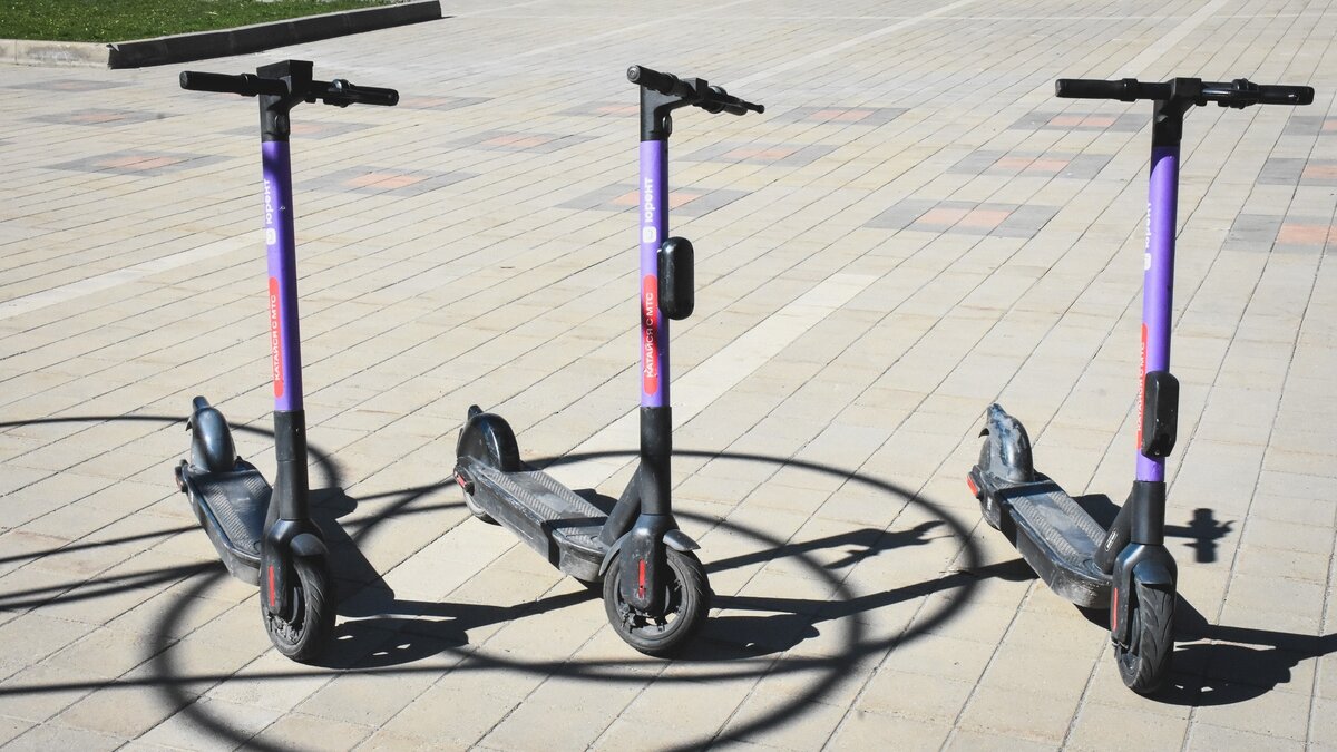     Группа подростков вывезла три самоката из торгового центра на Некрасовской во Владивостоке. Их действия попали на камеру видеонаблюдения.