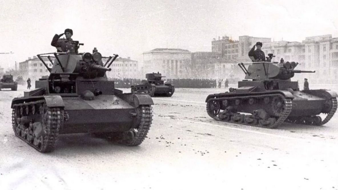Танки Т-26 на параде. Источник фото: vpk-news.ru