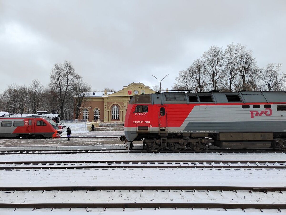 2ТЭ25Км-0108. Декабрь 2022 года. Спустя 25 лет уже новые локомотивы водят поезда мимо старого вокзала. Автор фото: Щелкунов Павел