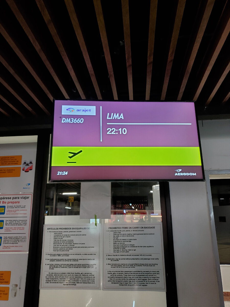 Табло вылета в аэропорту Санто-Доминго, авиакомпания Arajet 